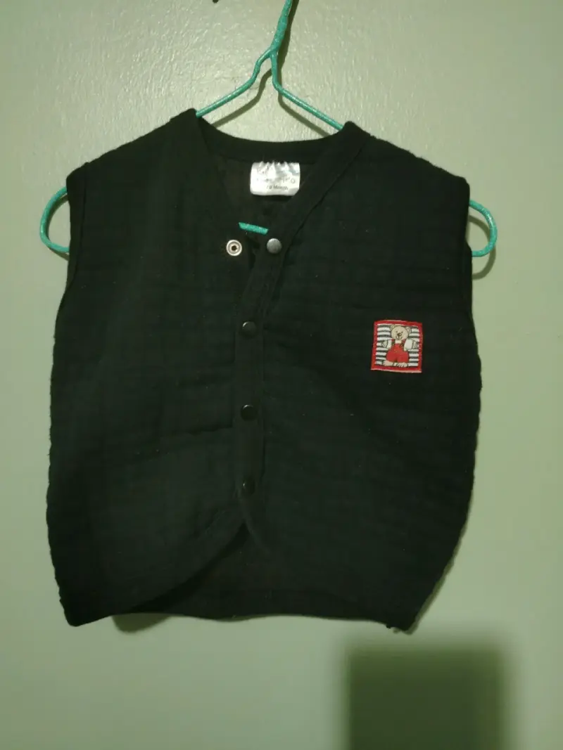 Chaleco negro para bebé con diseño bordado - 1