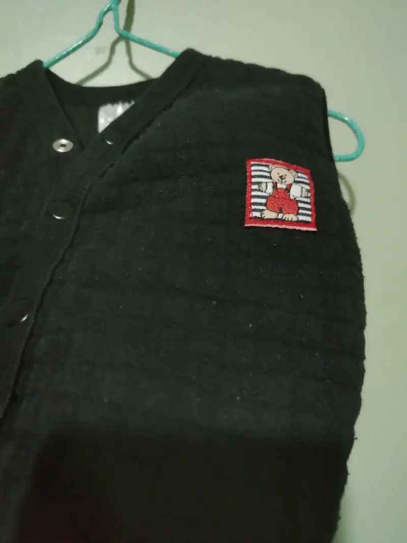 Chaleco negro para bebé con diseño bordado - 2