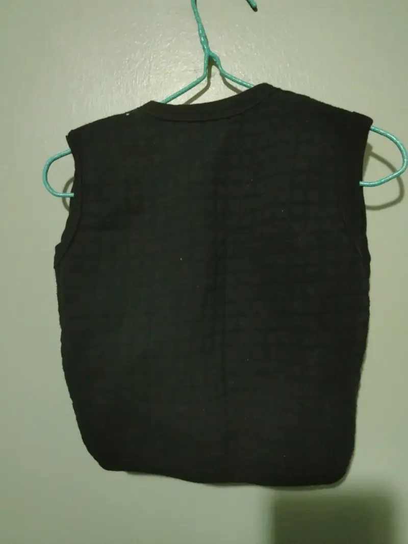 Chaleco negro para bebé con diseño bordado - 3