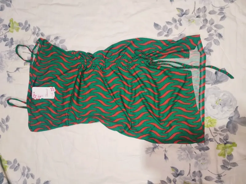 Vestido corto estampado verde y rojo talla M