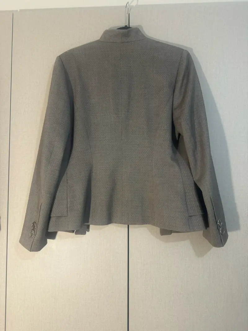 Chaqueta gris elegante para mujer - 2
