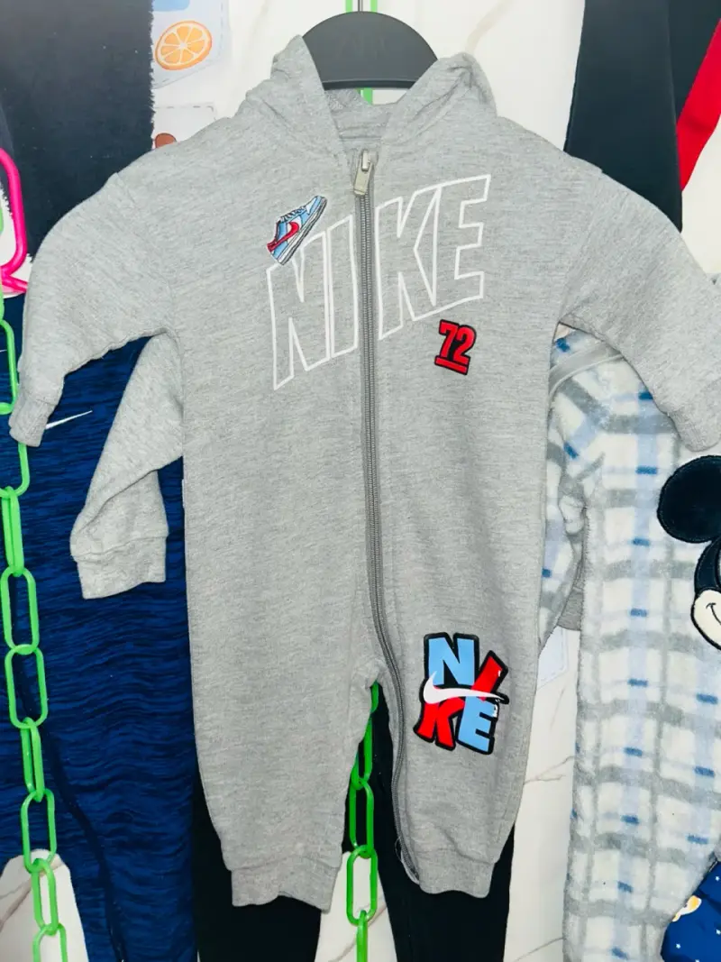 ENTERITO infantil Nike gris con capucha - 1