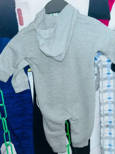 ENTERITO infantil Nike gris con capucha - miniatura 2