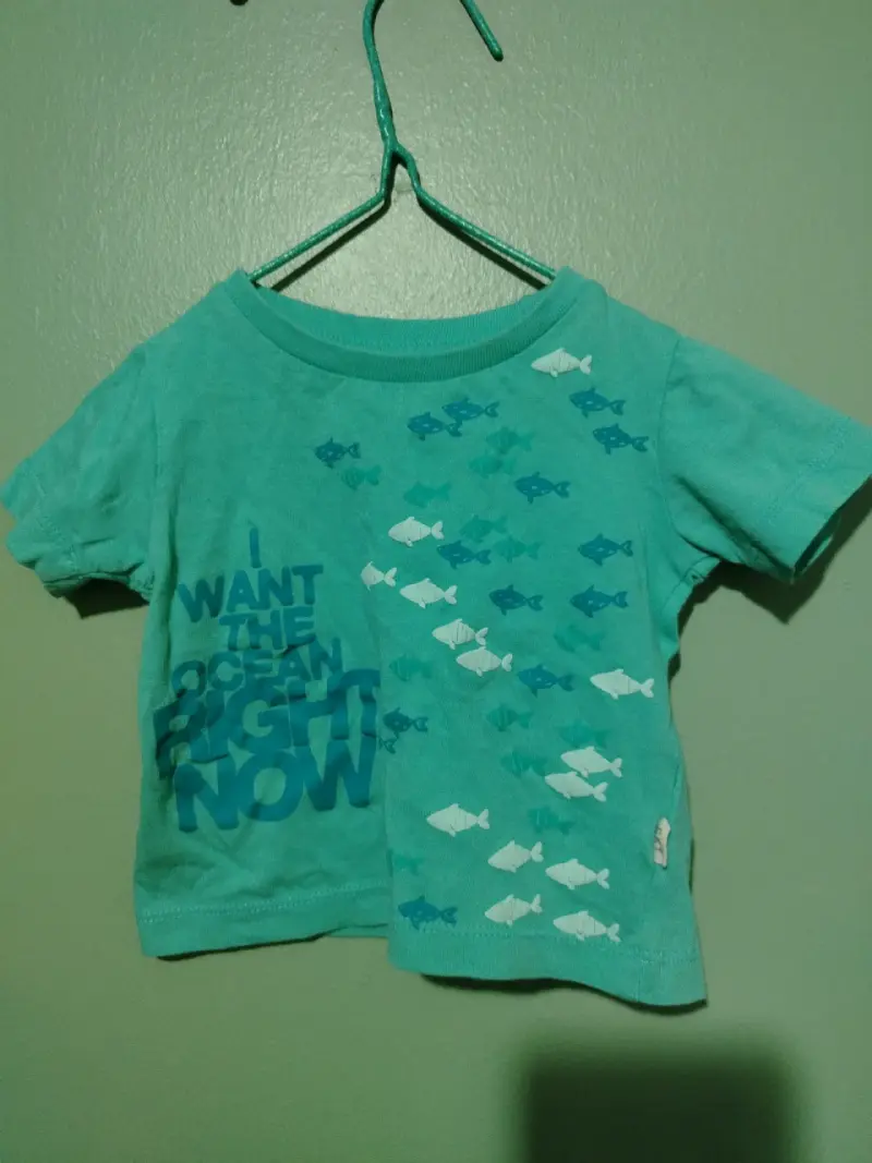 Polera infantil celeste con estampado de peces - 1
