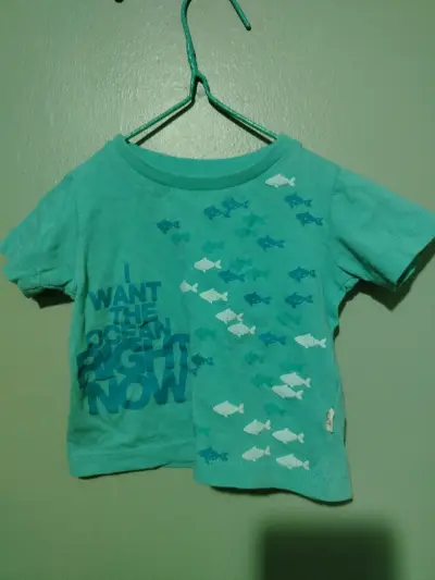 Polera infantil celeste con estampado de peces - miniatura 1