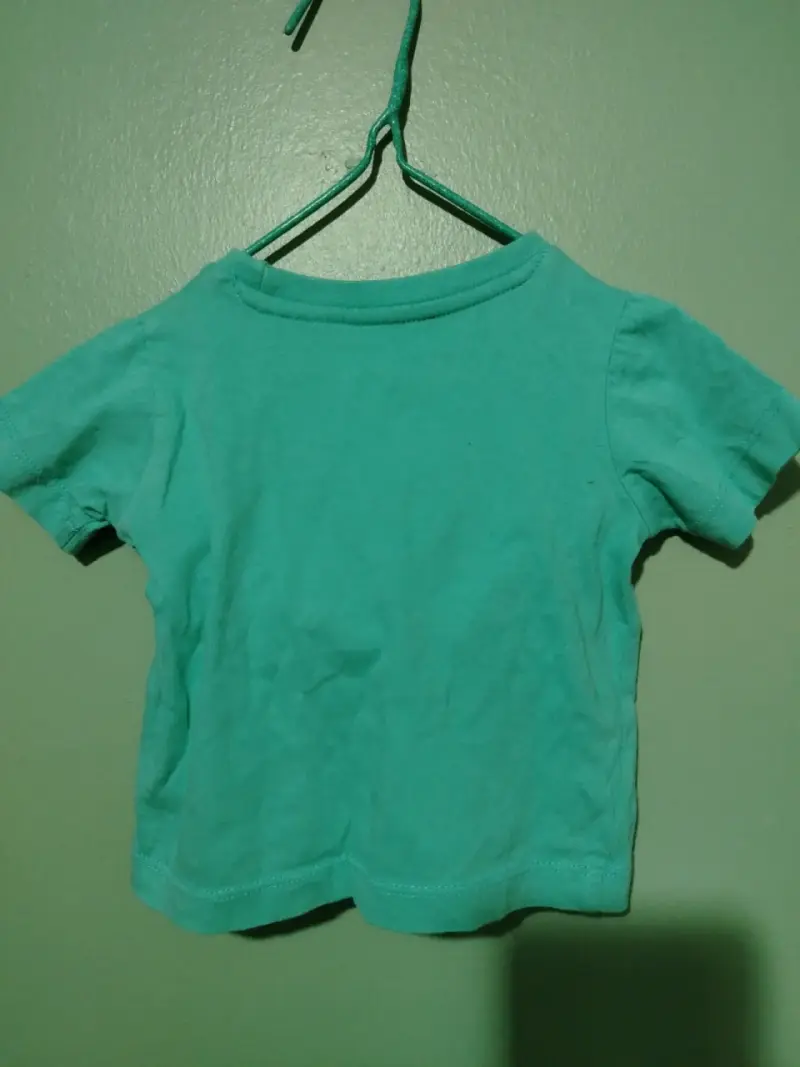 Polera infantil celeste con estampado de peces - 2