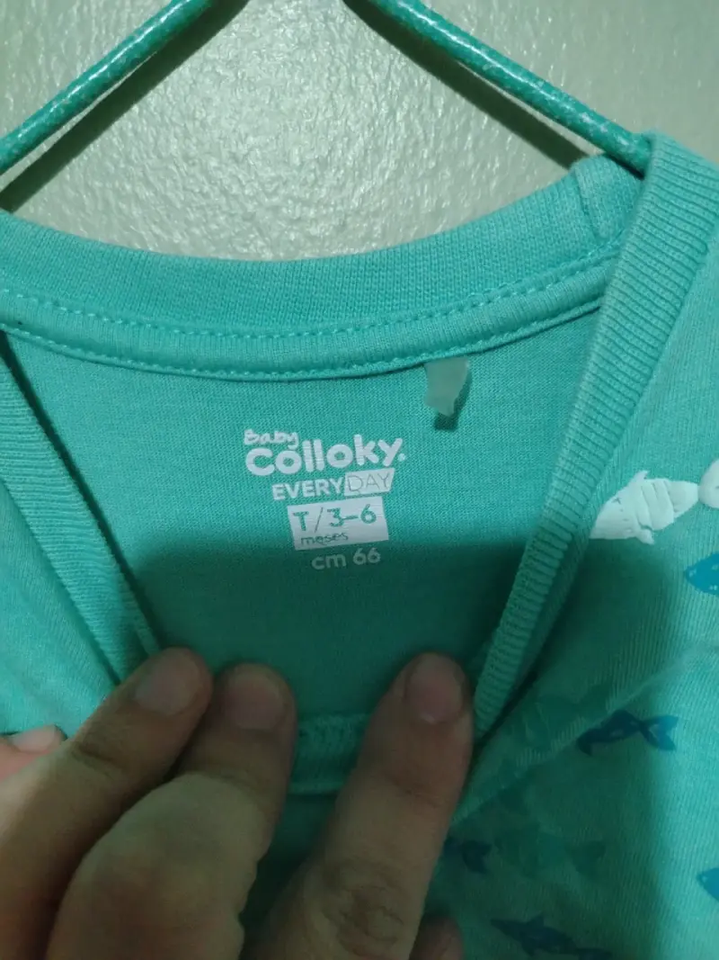 Polera infantil celeste con estampado de peces - 3