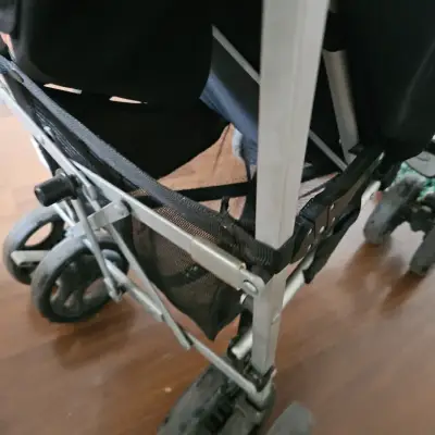 Coche de paseo plegable negro para bebé - miniatura 5