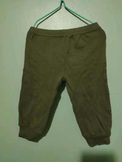 Pantalón/calza de bebé color verde musgo - miniatura 1