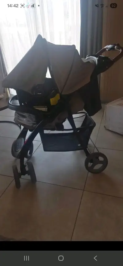 Coche de bebé Infanti plegable y cómodo - miniatura 1
