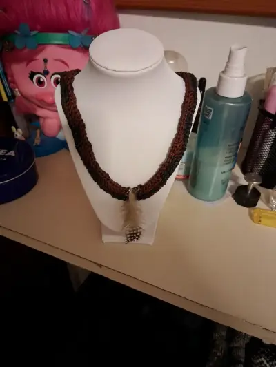 Collar artesanal con pluma decorativa - miniatura 1