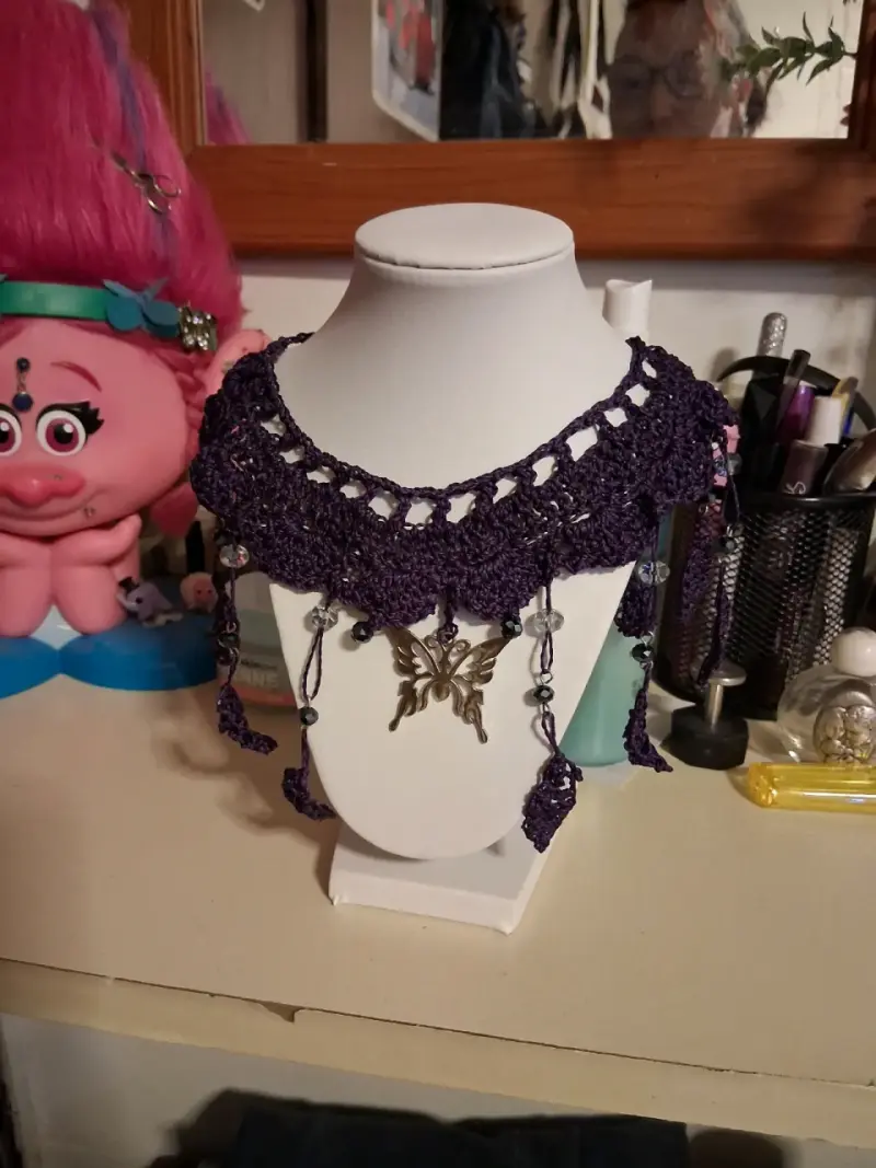 Collar artesanal con pluma decorativa - 2