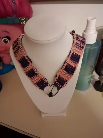 Collar artesanal con pluma decorativa - miniatura 3