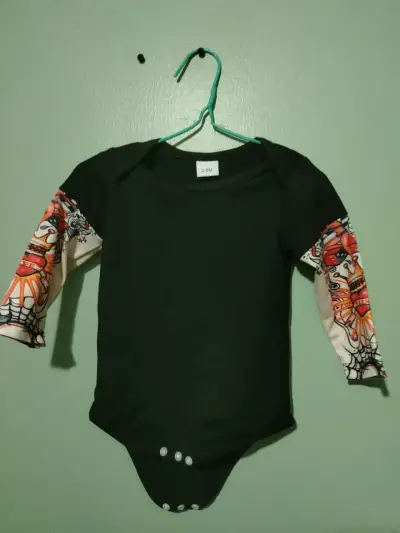 Body de bebé negro con mangas estampadas - miniatura 1