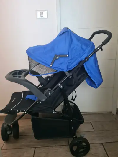 Coche de bebé plegable azul con bandeja - miniatura 1