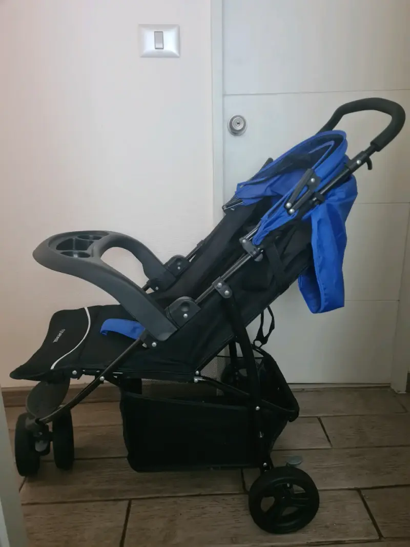 Coche de bebé plegable azul con bandeja - 2