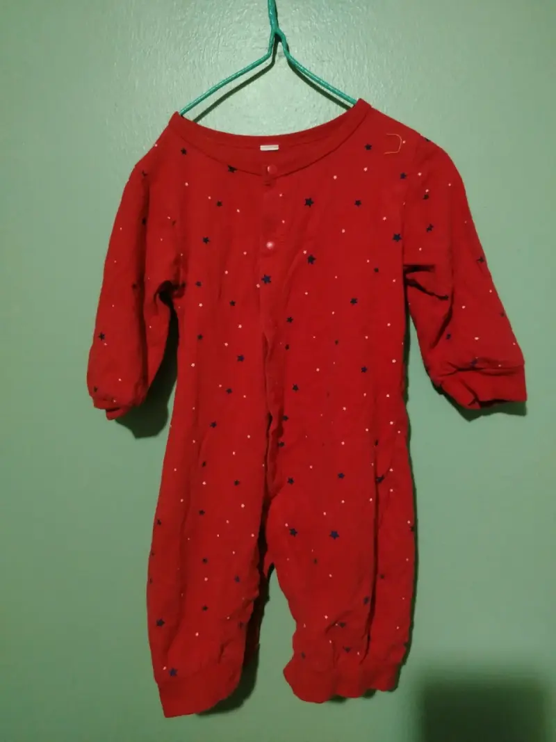 Pijama rojo de bebé con estrellas - 1