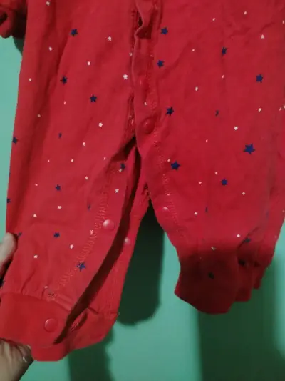 Pijama rojo de bebé con estrellas - miniatura 2