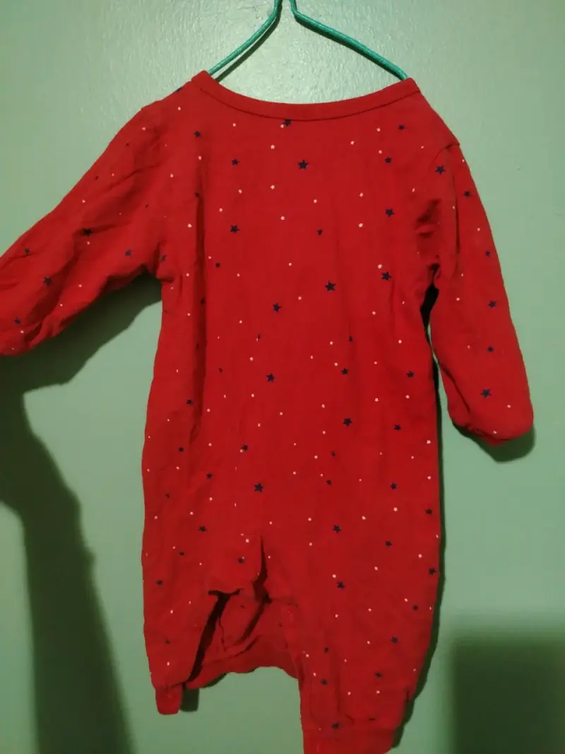 Pijama rojo de bebé con estrellas - 3