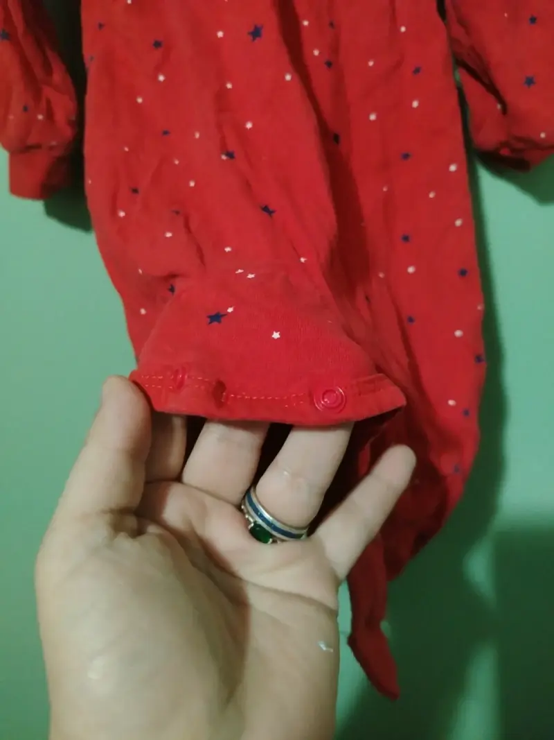 Pijama rojo de bebé con estrellas - 4