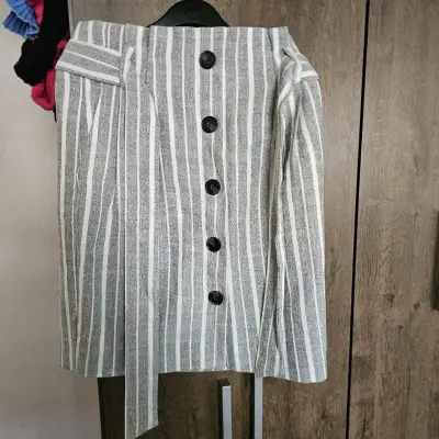 Falda a rayas con botones frontales y short h&m - miniatura 1