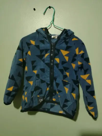 Chaqueta polar con capucha y diseño geomét - miniatura 1