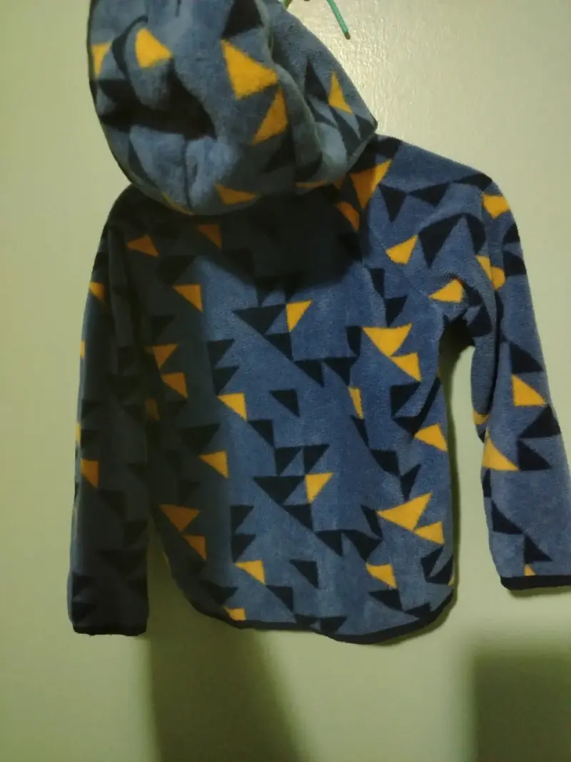 Chaqueta polar con capucha y diseño geomét - 2