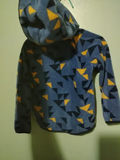 Chaqueta polar con capucha y diseño geomét - miniatura 2