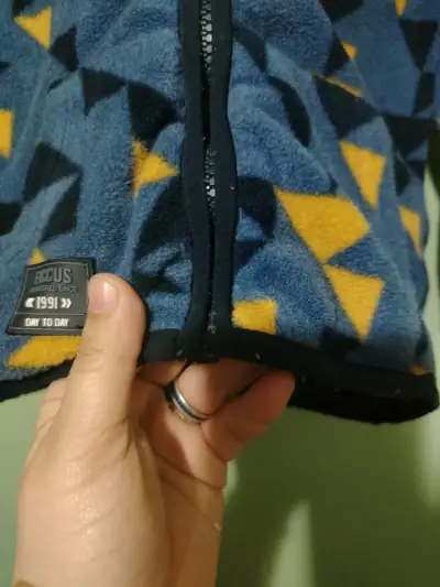 Chaqueta polar con capucha y diseño geomét - miniatura 3