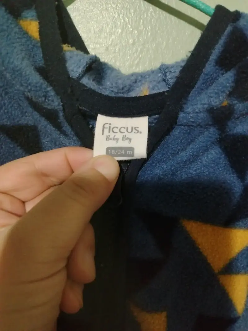 Chaqueta polar con capucha y diseño geomét - 4
