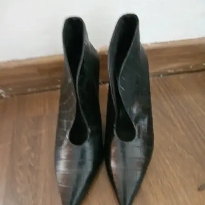 Botines cuero sintetico negro con diseño elegante - miniatura 1