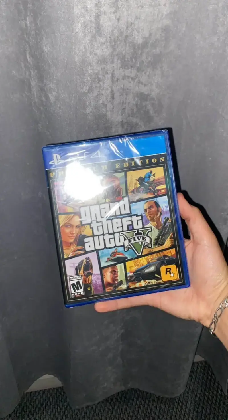 Grand Theft Auto V Premium Edition PS4 sellado - 1
