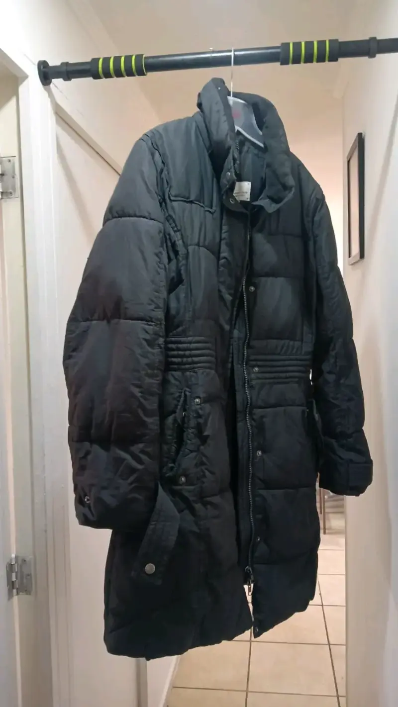 Abrigo largo negro acolchado para invierno - 1