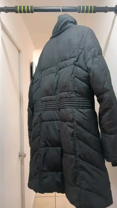 Abrigo largo negro acolchado para invierno - miniatura 3