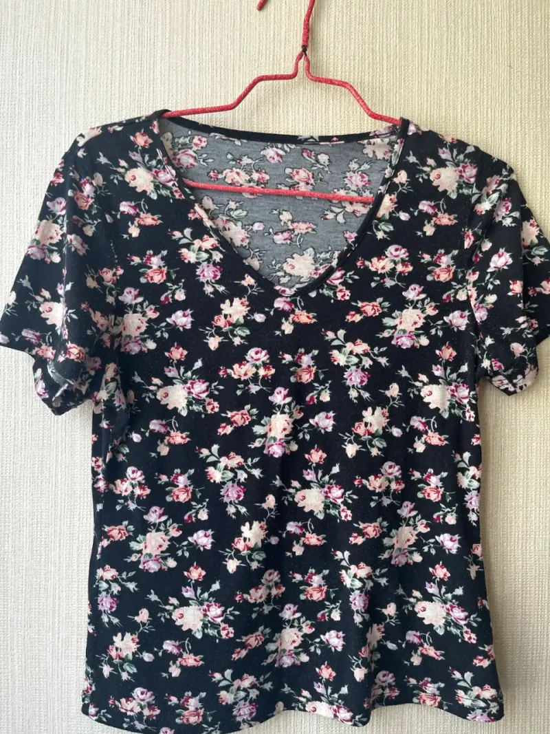 Polera floral negra de mujer