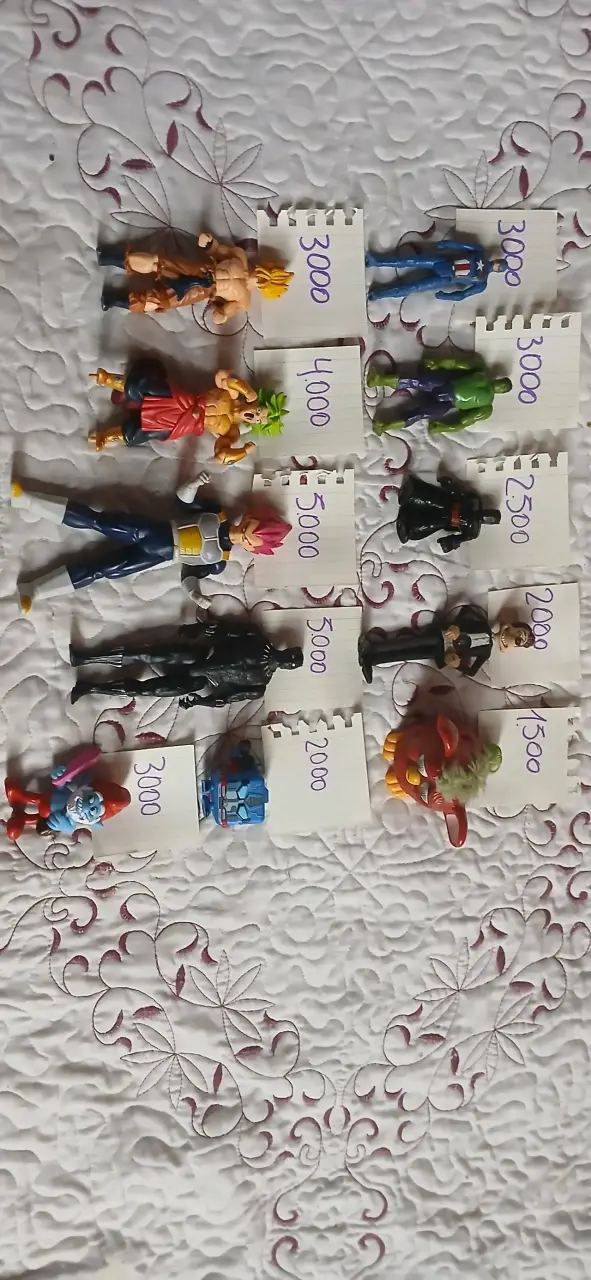 Figuras de acción coleccionables variadas - 1
