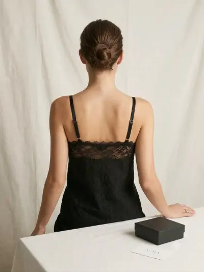 Top de encaje negro elegante para mujer - miniatura 2