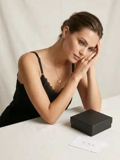 Top de encaje negro elegante para mujer - miniatura 3