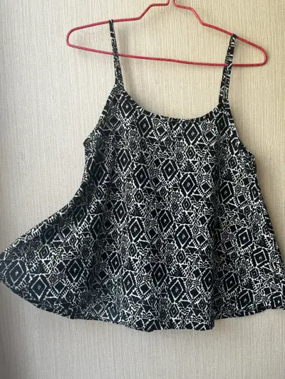 Blusa sin mangas con diseño en blanco y negro - miniatura 1