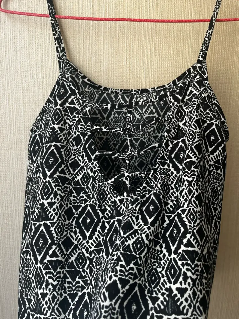 Blusa sin mangas con diseño en blanco y negro - 2