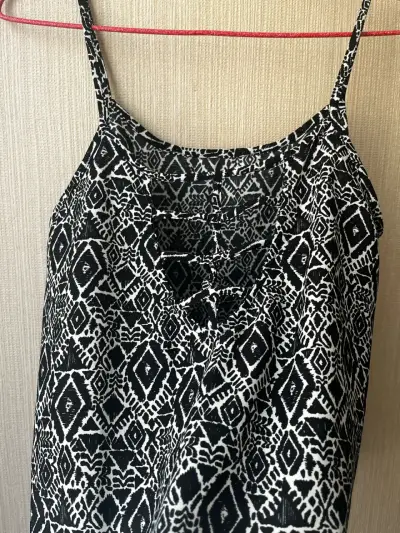 Blusa sin mangas con diseño en blanco y negro - miniatura 2