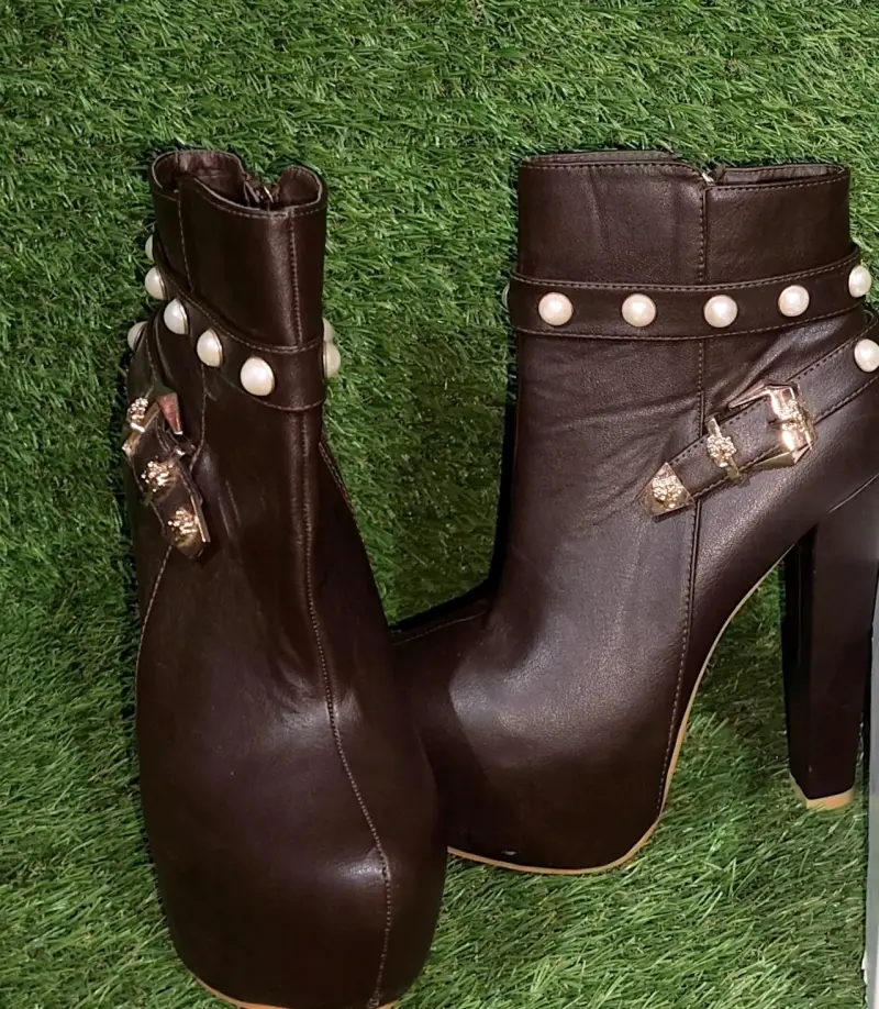 Botines de cuero marrón con perlas y hebillas
