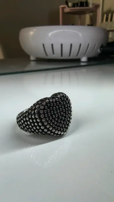 Anillo de acero con diseño de corazón - miniatura 1