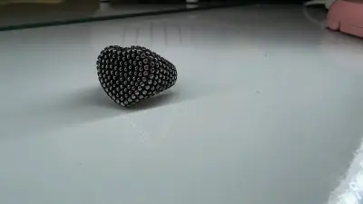 Anillo de acero con diseño de corazón - miniatura 2