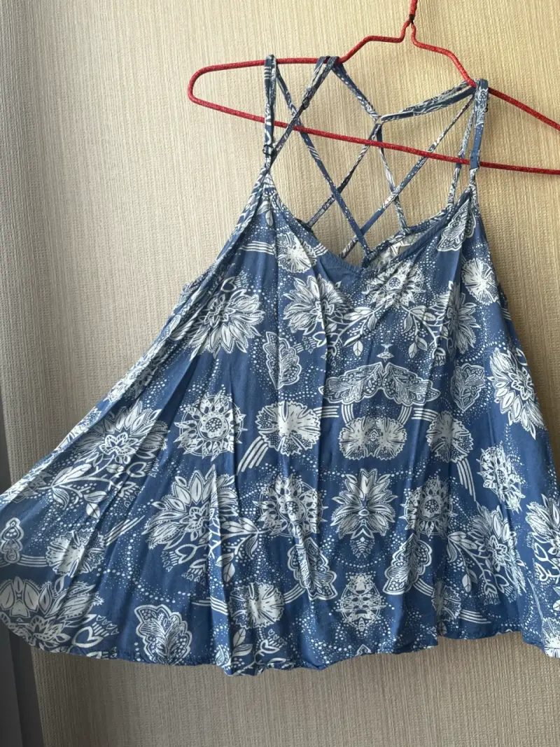 Blusa azul con estampado floral - 1