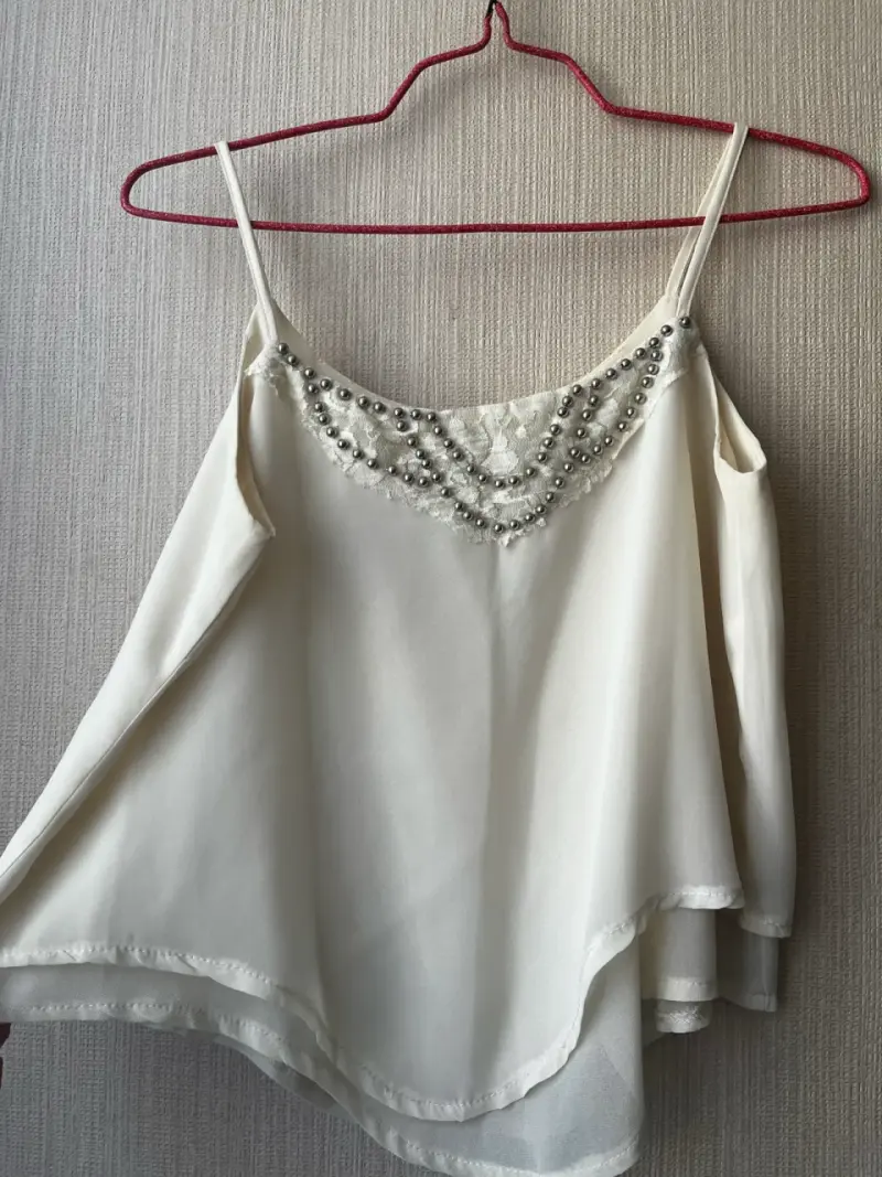 Blusa blanca con detalles de perlas