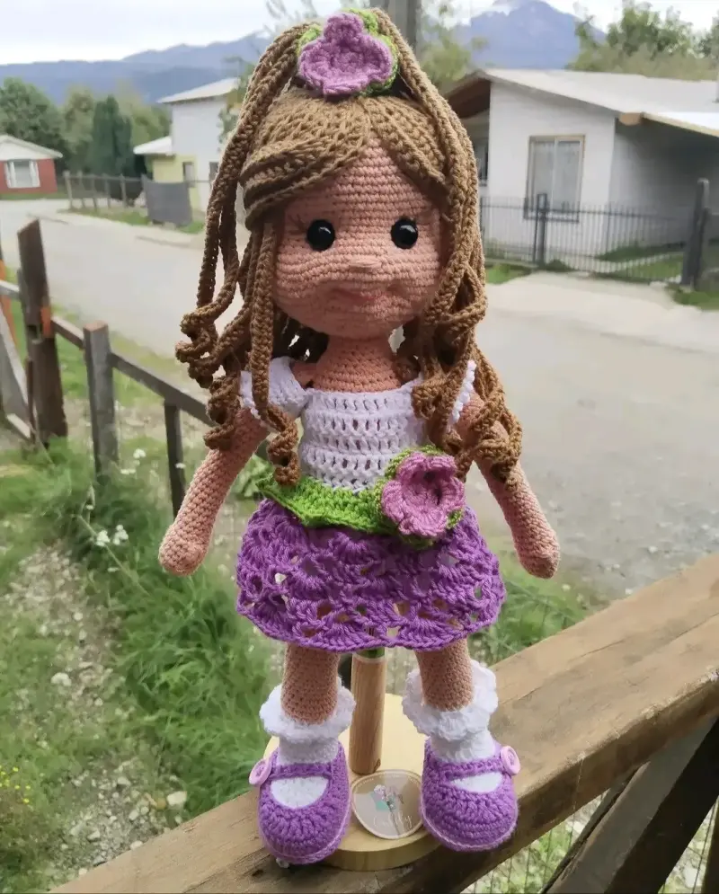 Muñeca amigurumi tejida a mano