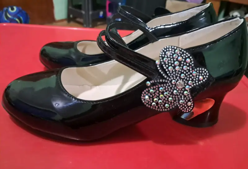 Zapatos de charol negros con adorno de mariposa - 1