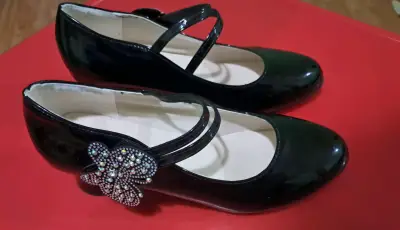 Zapatos de charol negros con adorno de mariposa - miniatura 2