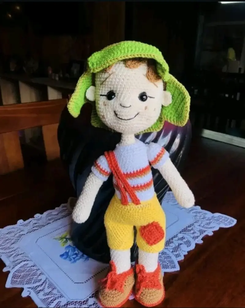 Muñeco tejido a crochet con sombrero verde